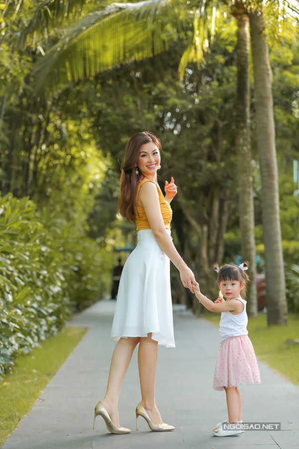 Á hậu Diễm Trang dẫn con gái theo du lịch tại Đà Nẵng nhân chuyến công tác mới đây. Cô bé tên Julia, sắp tròn 2 tuổi, có tính cách vui vẻ, biết nghe lời và khá hiếu động.