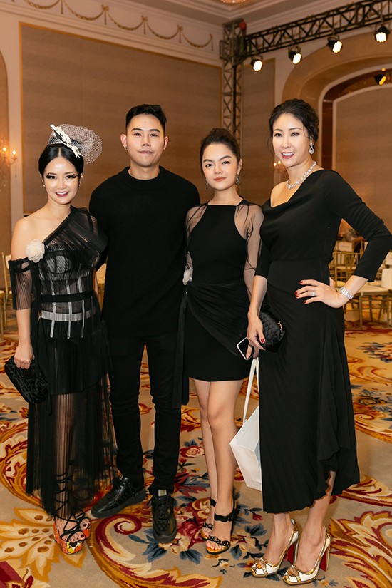 Tối 21/9, dàn người đẹp nổi tiếng của làng giải trí cùng góp mặt trong fashion show của Lâm Gia Khang tại TP HCM.
