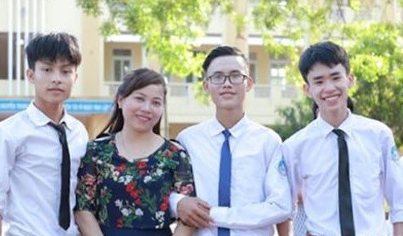Trung Kiên (ngoài cùng bên phải) cùng với cô giáo bộ môn Địa Lý trường Nguyễn Trung Thiên và bạn bè.
