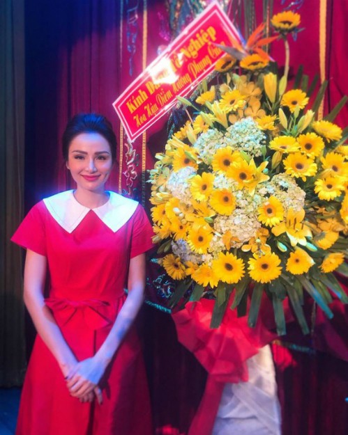 Hoa hậu Diễm Hương đi dâng hương lên Tổ nghiệp.