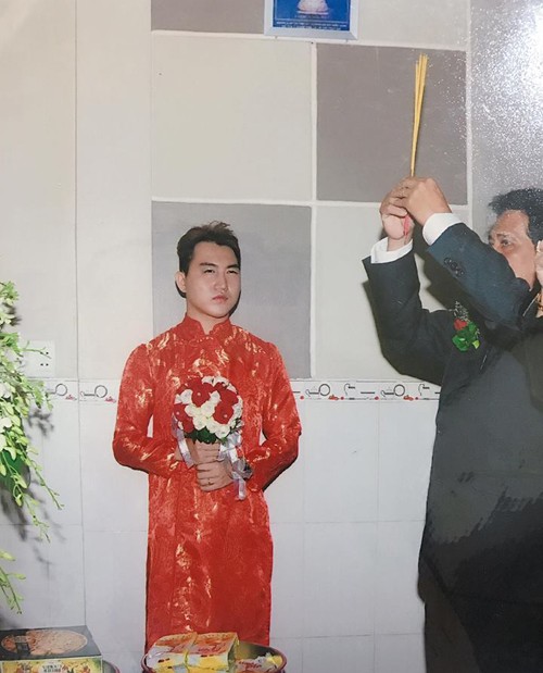 Khuôn mặt của Quốc Hoa, chồng Tiểu Như, được người thợ ảnh chỉnh sửa tới mức biến dạng mũi. Góc chụp gây hiểu lầm vì chú rể mặt đơ đứng nghiêm trang cạnh người thân đang thắp hương.