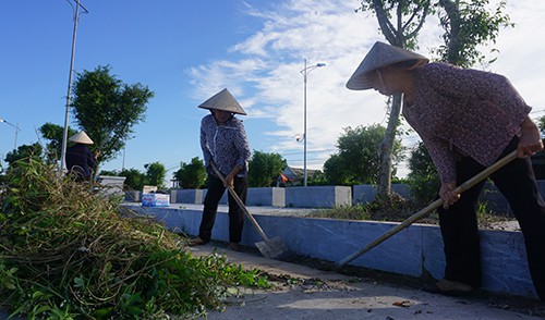 Người dân xã Quang Thiện chỉnh trang đường sá, dọn dẹp vệ sinh. Ảnh: Lê Hoàng.