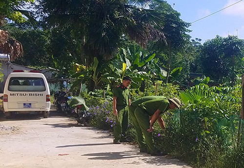 Cảnh sát tìm kiếm vật chứng. Ảnh: Đức Hùng