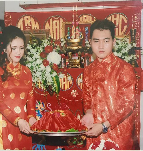 Ở bức ảnh tiếp, thợ ảnh nhanh chóng bắt được biểu cảm cau có của chú rể.