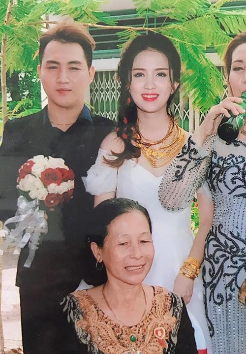 Nhận quyển album sau nhiều ngày mong ngóng, Tiểu Như và chồng chết ngất vì ảnh vừa không đẹp vừa buồn cười.
