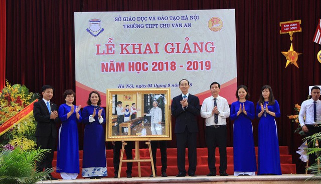 Chủ tịch nước tặng quà lưu niệm cho thầy và trò Trường THPT Chu Văn An.