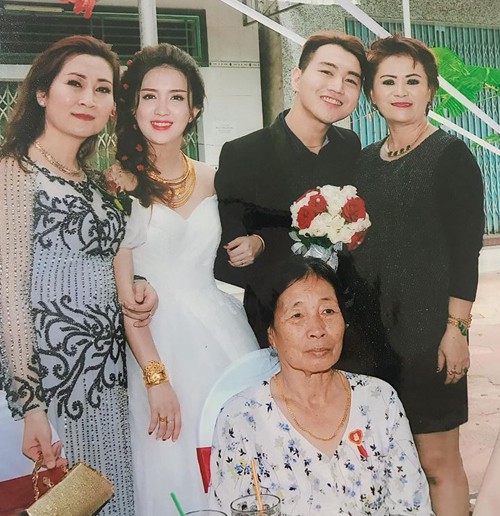 May mắn là trước đó cô có thuê thợ ảnh riêng chụp tại nhà gái nên vẫn có những bức ảnh đẹp cho ngày trọng đại.