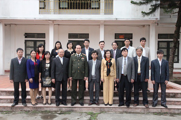 Chủ tịch nước Trần Đại Quang chụp ảnh lưu niệm với cán bộ, giáo viên trường THPT Kim Sơn B.
