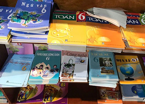 Sách giáo khoa được bày bán ở các nhà sách tại Hà Nội. Ảnh: Dương Tâm.