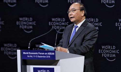 Thủ tướng Nguyễn Xuân Phúc phát biểu trong phiên khai mạc Diễn đàn Kinh tế Thế giới về ASEAN hôm 11/9. Ảnh: Giang Huy.