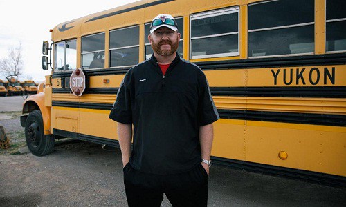 Thầy giáo Toán Jonathan Moy lái xe buýt sau khi tan lớp, rồi tiếp tục với công việc trọng tài cho hai trận bóng chày. Ảnh: CNN