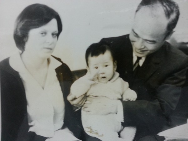 Minh Tiệp sinh năm 1977 tại Praha – Tiệp Khắc. Tuy nhiên, sau khi sinh con, mẹ nam diễn viên mắc bệnh nên phải về Việt Nam. Minh Tiệp được bố và một vú nuôi người nước ngoài chăm sóc.