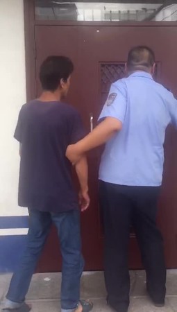 G&atilde; đ&agrave;n &ocirc;ng trung ni&ecirc;n c&ocirc; đơn qu&aacute; h&oacute;a liều, đi trộm v&aacute;y để khỏa lấp chỗ trống.