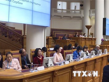 Phó Chủ tịch nước Đặng Thị Ngọc Thịnh (áo đỏ, thứ hai từ trái sang) tại Phiên họp toàn thể của Diễn đàn Phụ nữ Á-Âu lần thứ hai. (Ảnh: Hồng Quân/TTXVN)