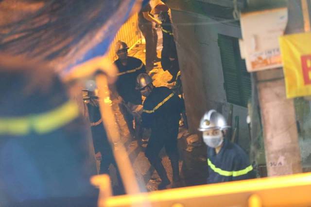 Lực lượng chức năng tìm thấy 2 thi thể trong khu nhà trọ bị cháy.