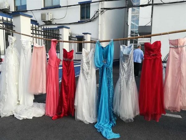 Những chiếc váy cưới phơi ngoài sân bị lấy trộm. (Ảnh: Cảnh sát Phố Đông)