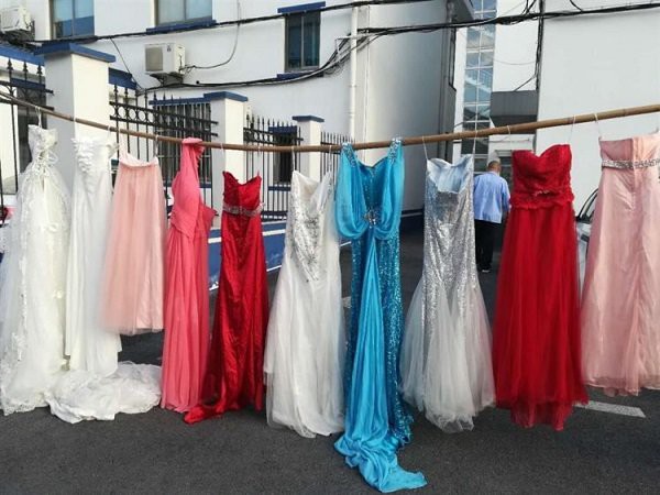Những chiếc v&aacute;y cưới phơi ngo&agrave;i s&acirc;n bị lấy trộm. (Ảnh: Cảnh s&aacute;t Phố Đ&ocirc;ng)
