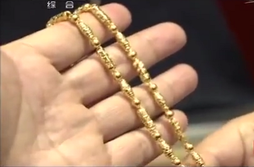 
Sợi dây chuyền vàng tìm thấy tại tiệm vàng.
