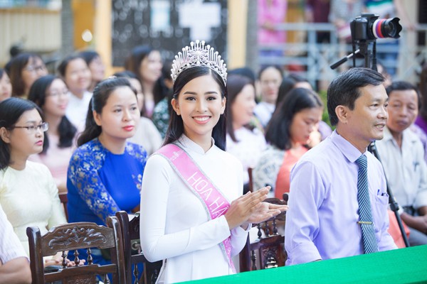 
Hoa hậu Trần Tiểu Vy ngồi cạnh thầy chủ nhiệm của mình.
