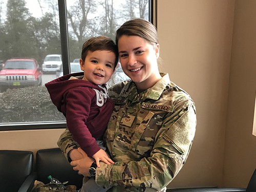 Speicher v&agrave; con trai ng&agrave;y đo&agrave;n tụ. Ảnh: Military Kind