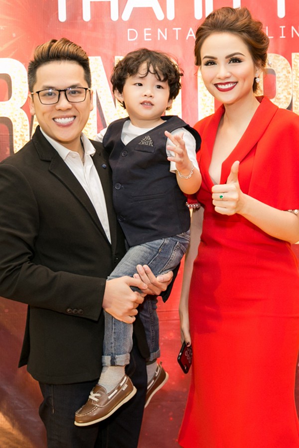 Gia đình mới của Hoa hậu Diễm Hương tại một sự kiện hồi tháng 12/2017.