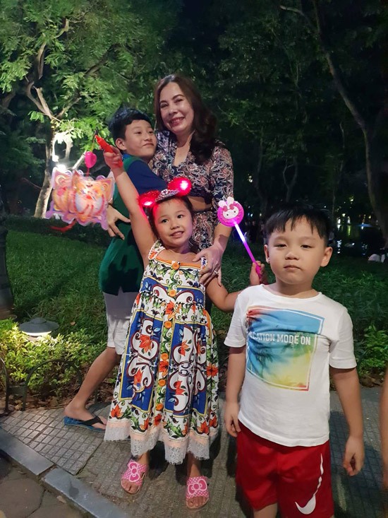 Trước ngày tham gia lễ hội Trung thu, Jennifer Phạm còn đưa mẹ ruột, Bảo Nam và bé Na đi dạo quanh Hồ Gươm, hòa vào không khí vui tươi ở khu phố cổ đông đúc.