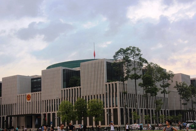 
Cờ rủ trên nóc tòa nhà Quốc hội phía đối diện quảng trường Ba Đình.
