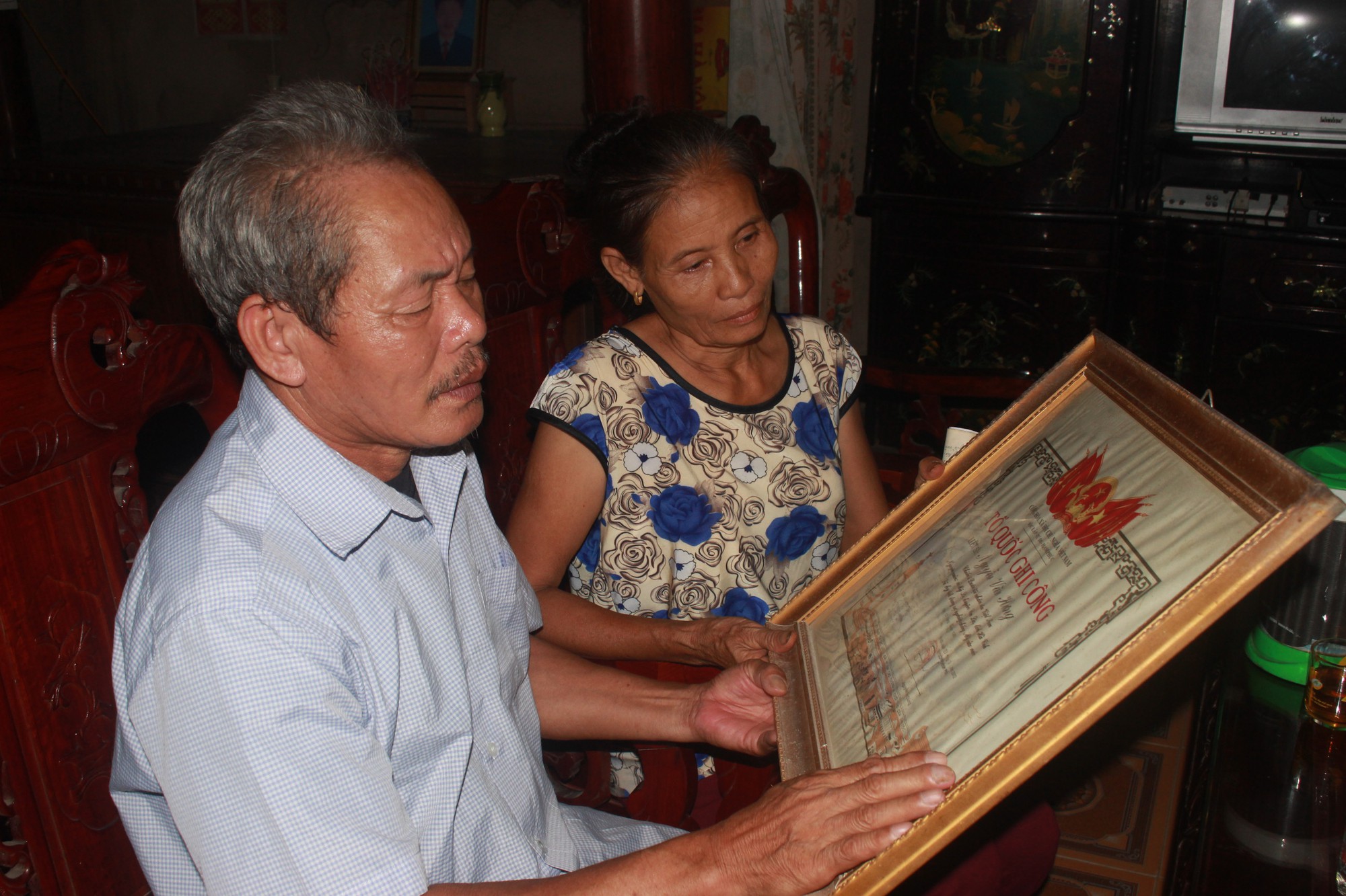 Vợ chồng ông Nguyễn Văn Thuận, em trai liệt sĩ Nguyễn Văn Hưng bùi ngùi xúc động khi nhận được tin tìm được hài cốt của anh trai.