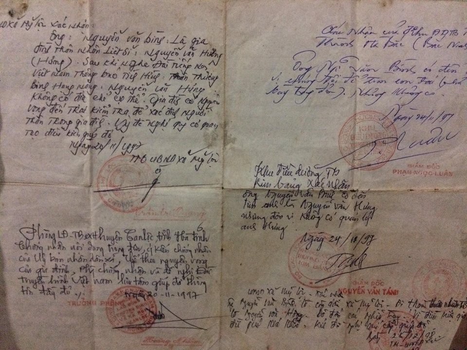 Giấy tờ xác nhận cũ của những ngày gia đình vào Quảng Trị tìm hài cốt liệt sĩ Nguyễn Văn Hưng.