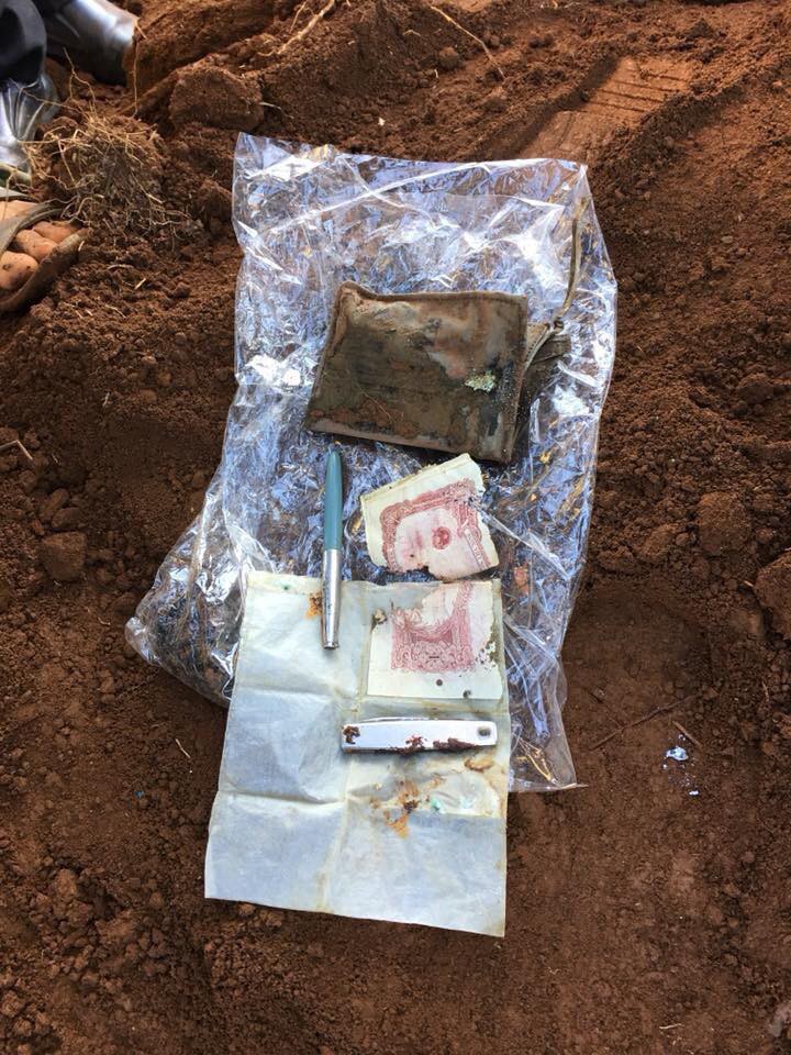 Di vật tìm được trong hài cốt của liệt sĩ Nguyễn Văn Hưng có chiếc bút khắc tên ông và vợ là Lê Thị Thể.