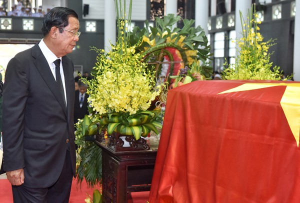 
Thủ tướng Vương quốc Campuchia Hun Sen viếng cố Chủ tịch nước Trần Đại Quang. Ảnh: VnExpress
