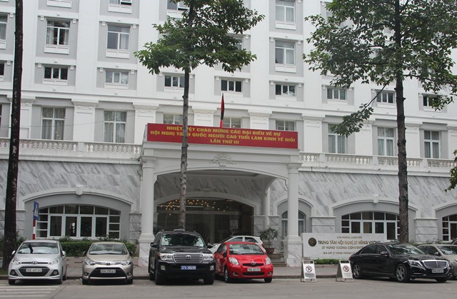 
Các cơ quan, công sở trong cả nước và các cơ quan đại diện của Việt Nam ở nước ngoài đều phải treo cờ rủ trong hai ngày 26 và 27/9.
