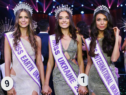 Veronica Didusenko (giữa) chụp ảnh bên Hoa hậu Trái đất Ukraine 2018 - Anastasia Krivokhizh (trái) - và Hoa hậu Quốc tế Ukraine 2018 - Bogdan Tarasik.