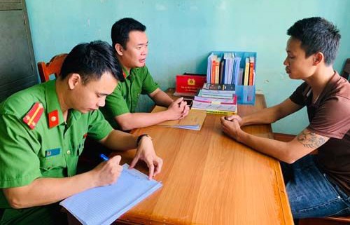 Cảnh sát lấy lời khai nghi can Trịnh Đình Trọng. Ảnh: T.Thanh.