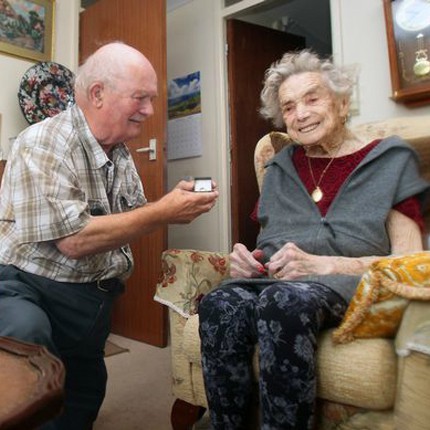 Cụ Witkiss cười rạng rỡ khi được chồng tương lai kém 26 tuổi quỳ gối cầu hôn tại nhà ở thị trấn Prestatyn, xứ Wales. Ảnh: North Wales Daily Post. 