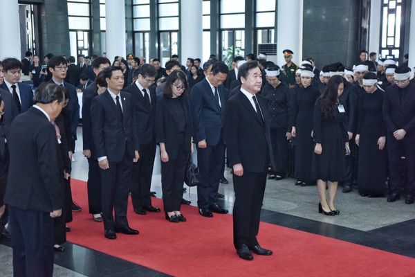 Thủ tướng Hàn Quốc dẫn đầu đoàn vào viếng Chủ tịch nước Trần Đại Quang. Ảnh: VnExpress