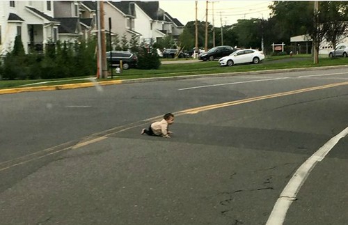 B&eacute; trai một m&igrave;nh b&ograve; qua đường ở Lakewood, bang New Jersey, chiều 22/9 khiến t&agrave;i xế hoảng hốt. Ảnh: SWNS.