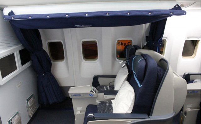 Nơi nghỉ ngơi của phi công trên chiếc Boeing 767 của hãng Condor Airlines là những chiếc ghế riêng ở khoang hạng nhất.