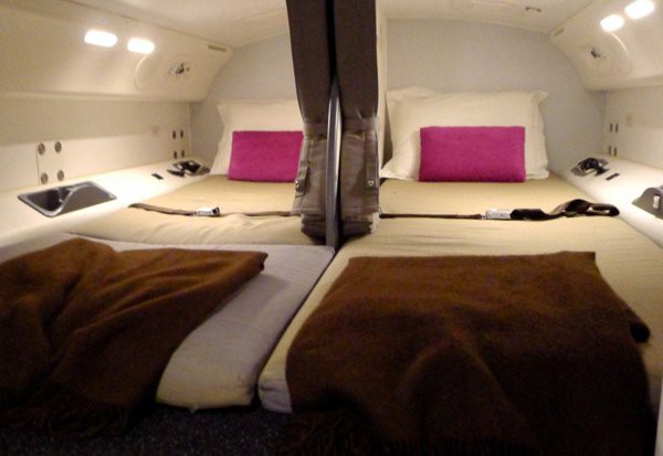 Giường dành cho phi công luôn có đầy đủ chăn và gối.