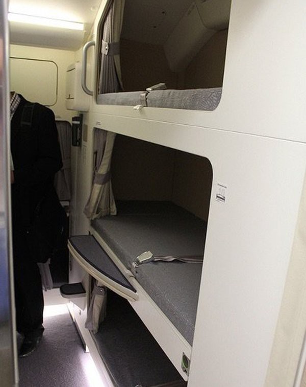 Các giường có thể được xếp lên nhau như giường tầng giống chiếc máy bay A380 của Malaysia này.