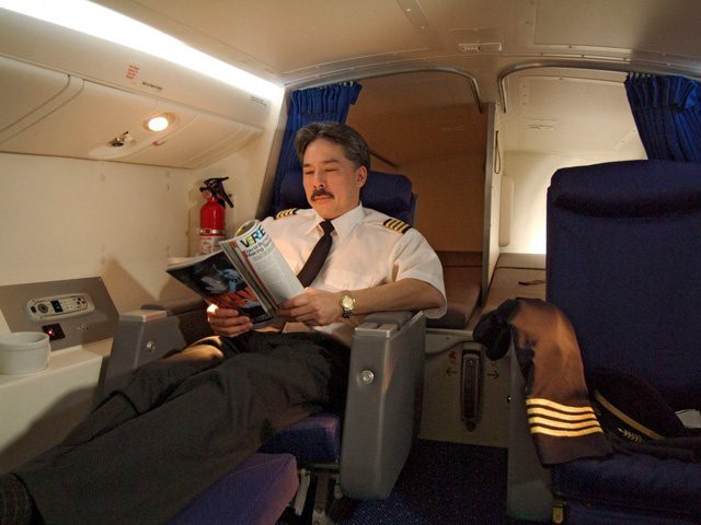 Phòng nghỉ của phi công trên máy bay Boeing 777 thường được bố trí 2 ghế khoang hạng nhất và hai chiếc giường nhỏ có rèm che.