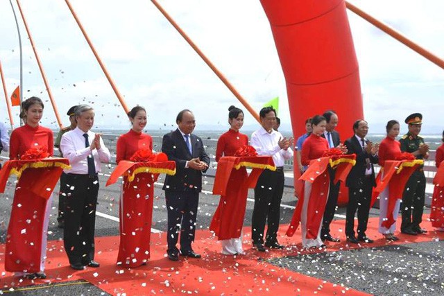 Tuyến đường cao tốc Hạ Long - Hải Phòng và cầu Bạch Đằng được khánh thành từ ngày 1/9. Ảnh: Đ.Tùy
