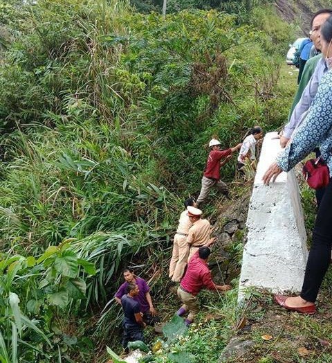 
Lực lượng chức năng tiến hành cứu hộ các nạn nhân trong vụ tai nạn.
