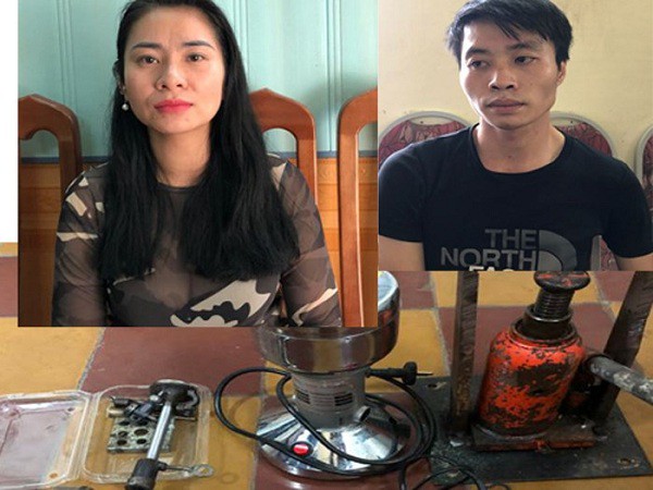 Hai đối tượng cùng tang vật vụ án tại cơ quan công an.