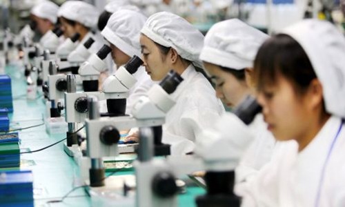 Công nhân Trung Quốc trong một nhà máy sản xuất điện thoại tại An Huy. Ảnh: AFP