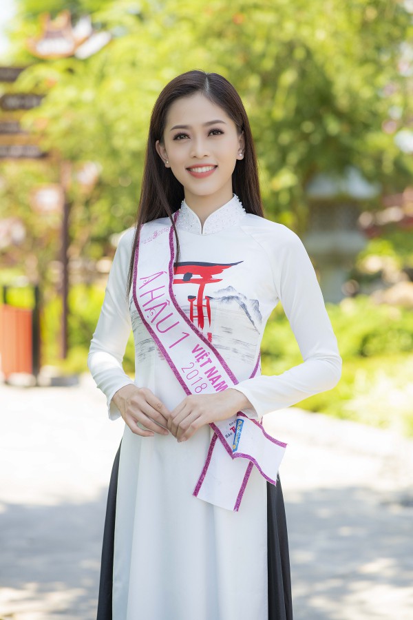 Trần Tiểu Vy diện áo dài đọ dáng với hai Á hậu - 2