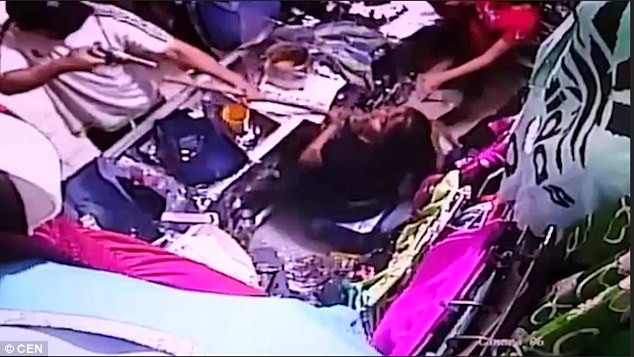 Hành động phản kháng của người phụ nữ ở cửa hàng quần áo.