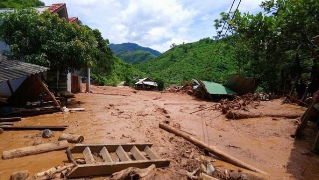 Sạt lở đất vùi lấp nhiều nhà dân, chia cắt nhiều tuyến đường ở huyện Mường Lát. Ảnh: Hoàng Dũng