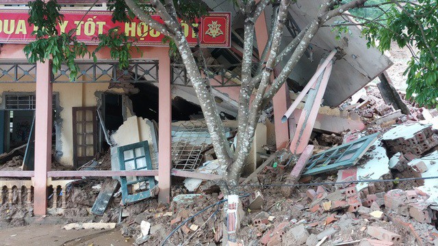 Trường tiểu học xã Trung Sơn (Quan Hóa - Thanh Hóa) bị đổ sập khiến hơn 260 học sinh không có lớp học.