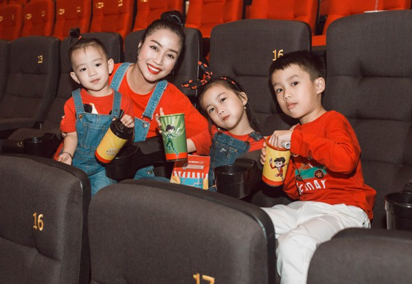 
MC Ốc Thanh Vân đi xem phim cùng các con.
